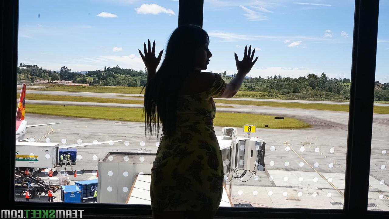 17P Latina cachonda mostrando su gran culo en una sexy escena en solitario en el sofá