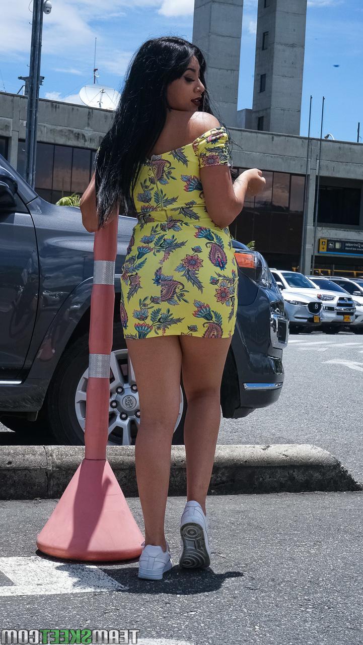 17P Latina cachonda mostrando su gran culo en una sexy escena en solitario en el sofá