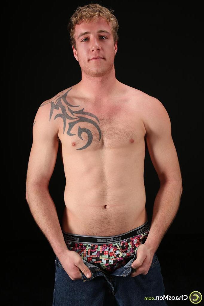 20P O galã gay tatuado e loiro Roby mostra seu corpo e seu belo pau em um solo