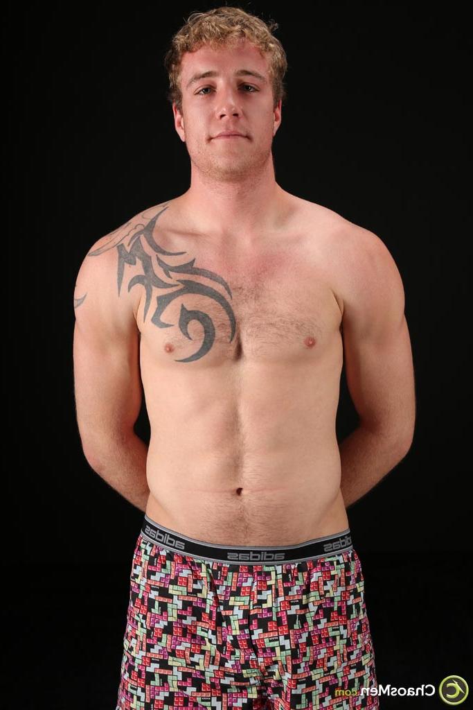 20P O galã gay tatuado e loiro Roby mostra seu corpo e seu belo pau em um solo