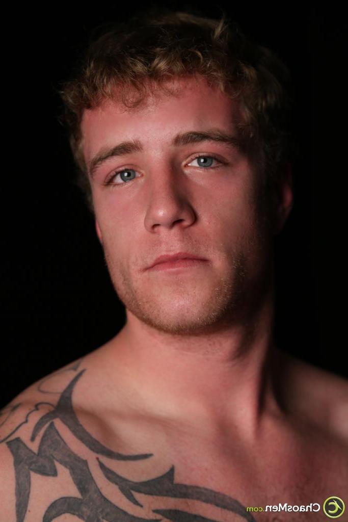 20P O galã gay tatuado e loiro Roby mostra seu corpo e seu belo pau em um solo
