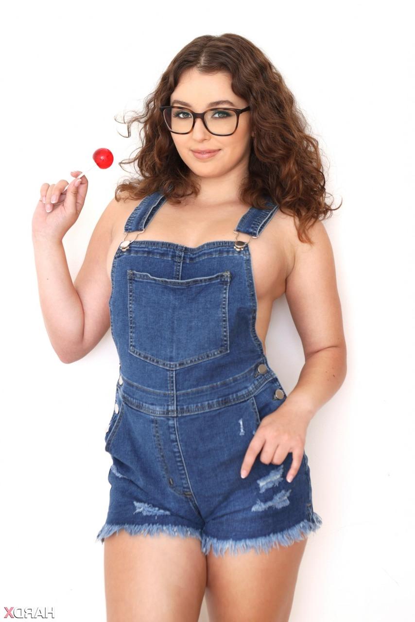 20P A morena nerd pornstar Leana Lovings mostra suas curvas deslumbrantes antes do sexo