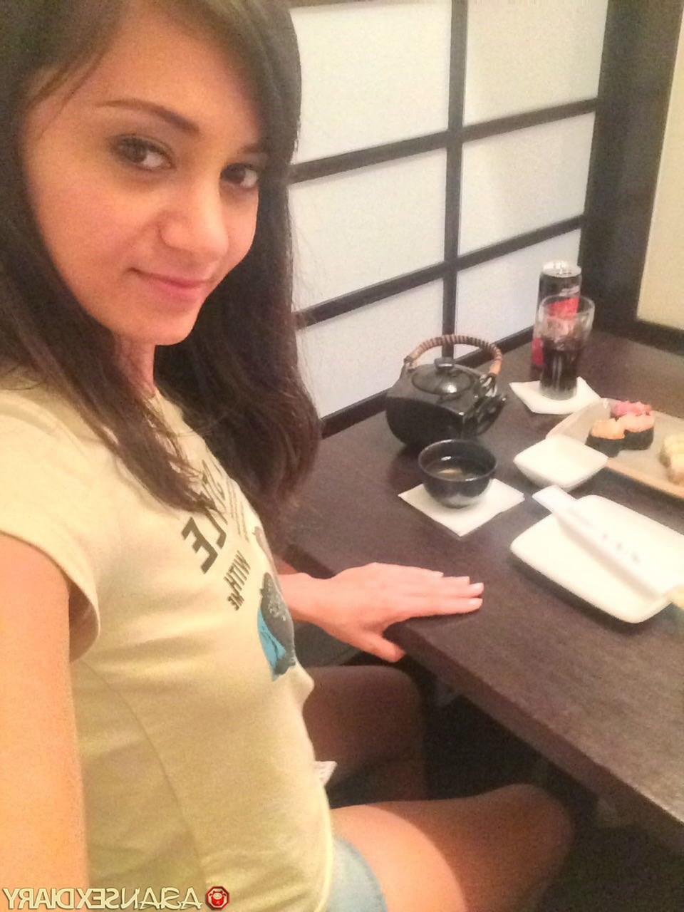 20P La pequeña asiática Jennifer B termina un striptease sexy con sexo POV