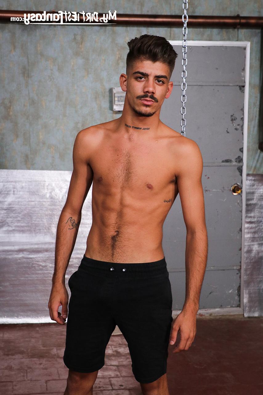 20P Die dünnen, schwulen Latino-Typen Enzo Lopez und Erik Devil ficken sich gegenseitig in Mund und Anus