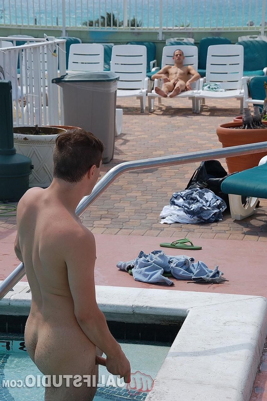 20P Gays gostosos Jaeden James e Roberto Santiago chupam e fodem um ao outro à beira da piscina