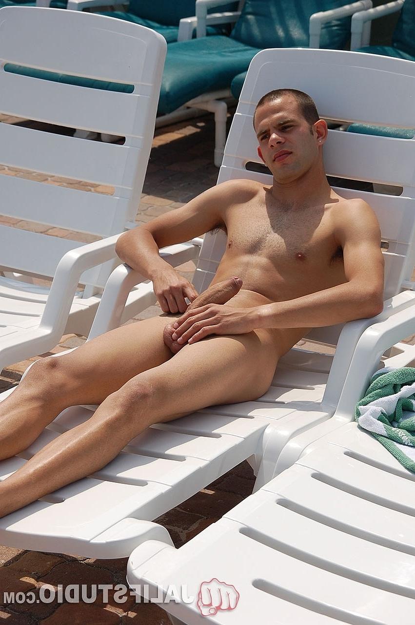 20P Gays gostosos Jaeden James e Roberto Santiago chupam e fodem um ao outro à beira da piscina