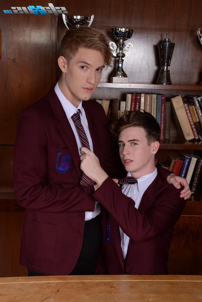 20P Die gut bestückten schwulen Schuljungen Louis Blakeson und Jaxon Radoc haben Hardcore-Analsex