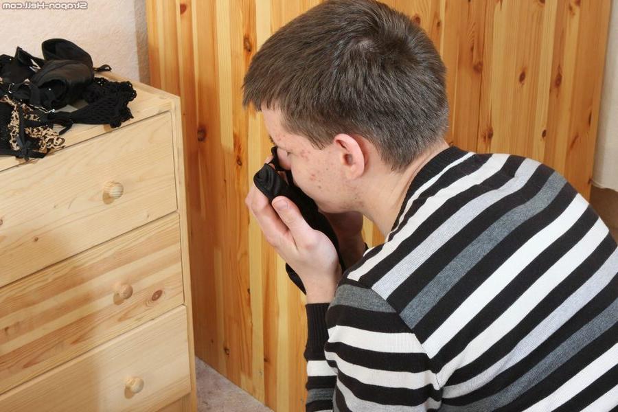 16P Junger Höschenschnüffler wird gefesselt, nachdem er von einer sexy Brünetten erwischt wurde