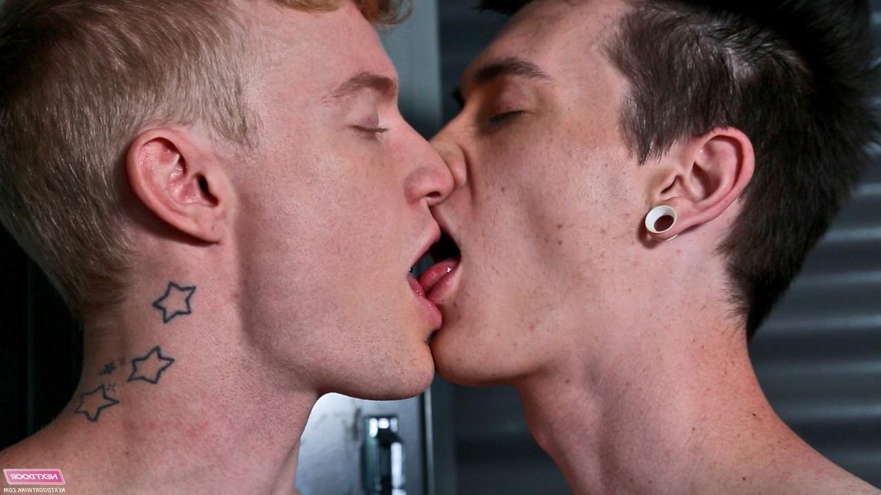 20P Atletas gays esbeltos fodem a boca e a bunda um do outro em um trio