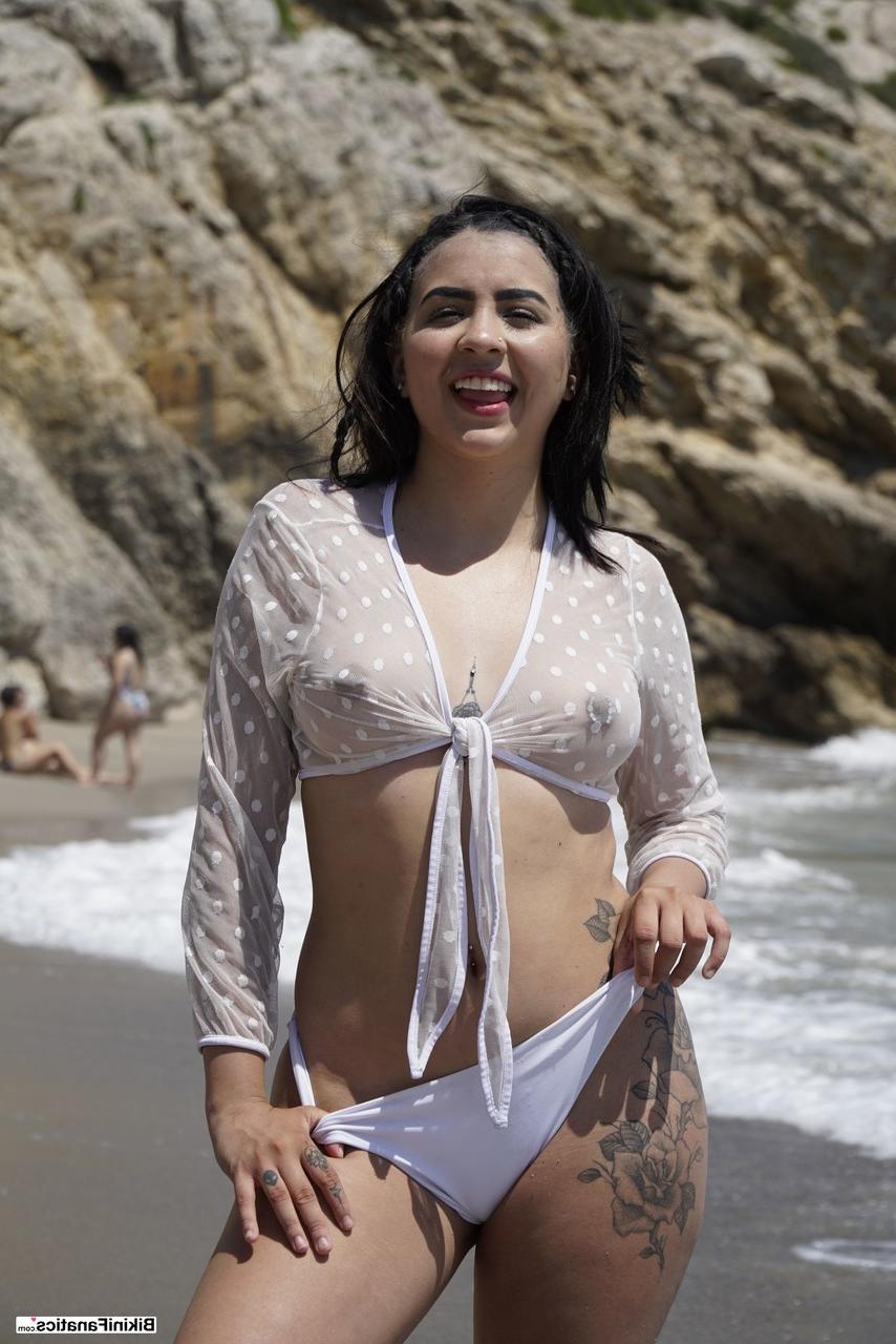 12P La latina Kitty Angela expose son gros cul tout en s'ébattant dans l'océan.
