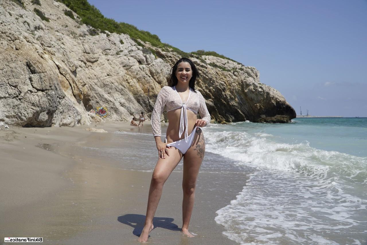 12P La latina Kitty Angela expose son gros cul tout en s'ébattant dans l'océan.