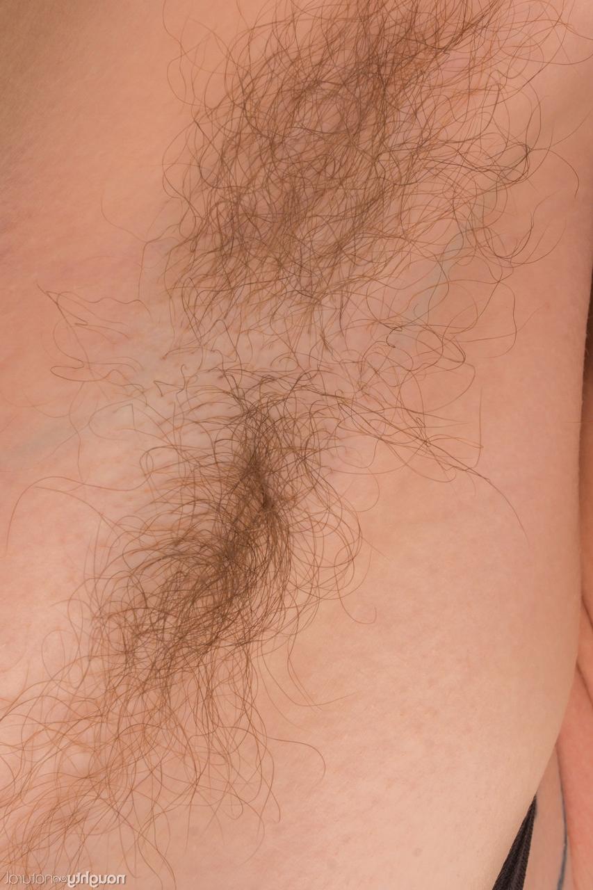 20P Roxanne, mature à la chatte poilue, exhibe ses aisselles touffues en extérieur.