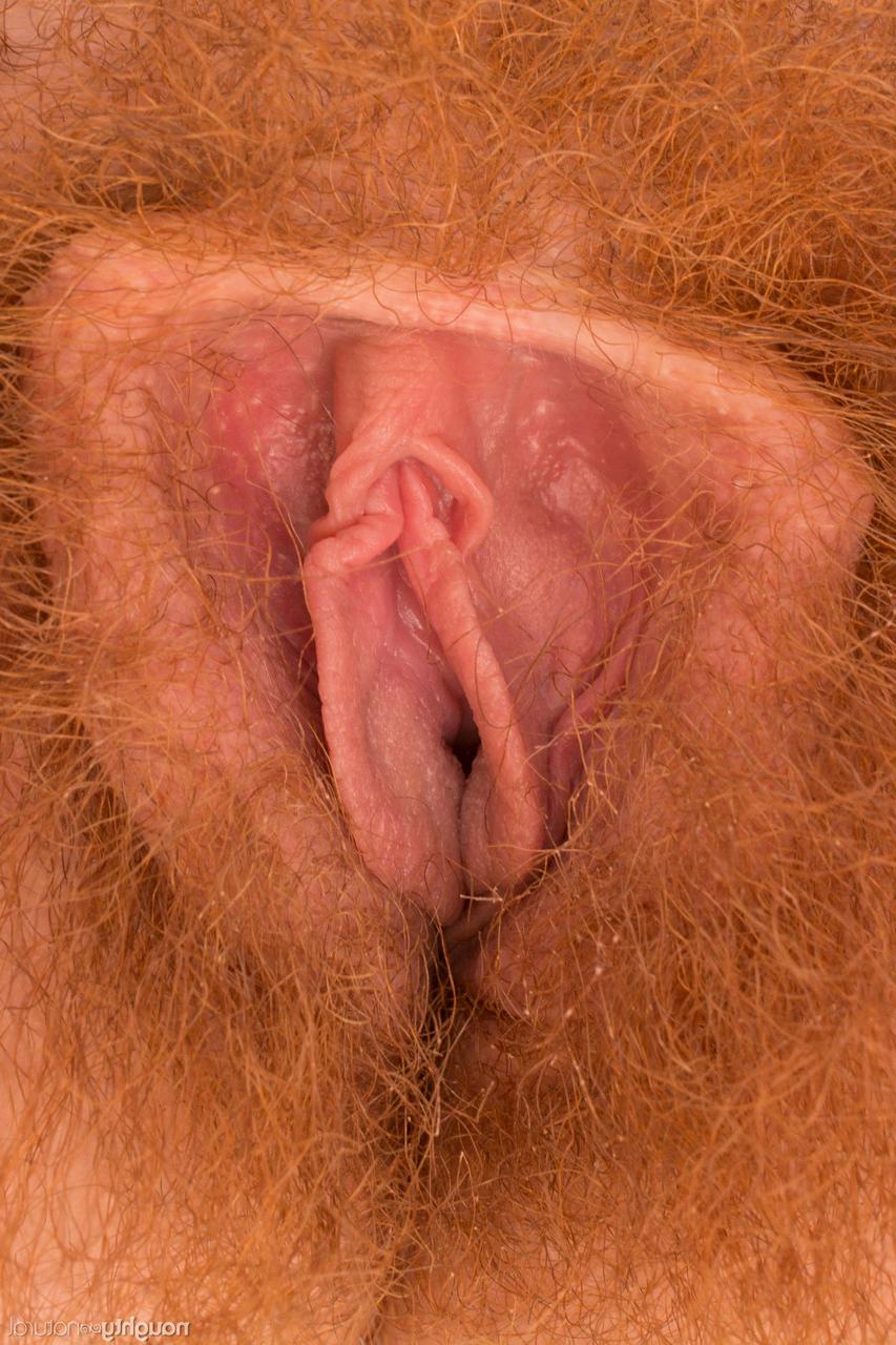 20P Roxanne, mature à la chatte poilue, exhibe ses aisselles touffues en extérieur.