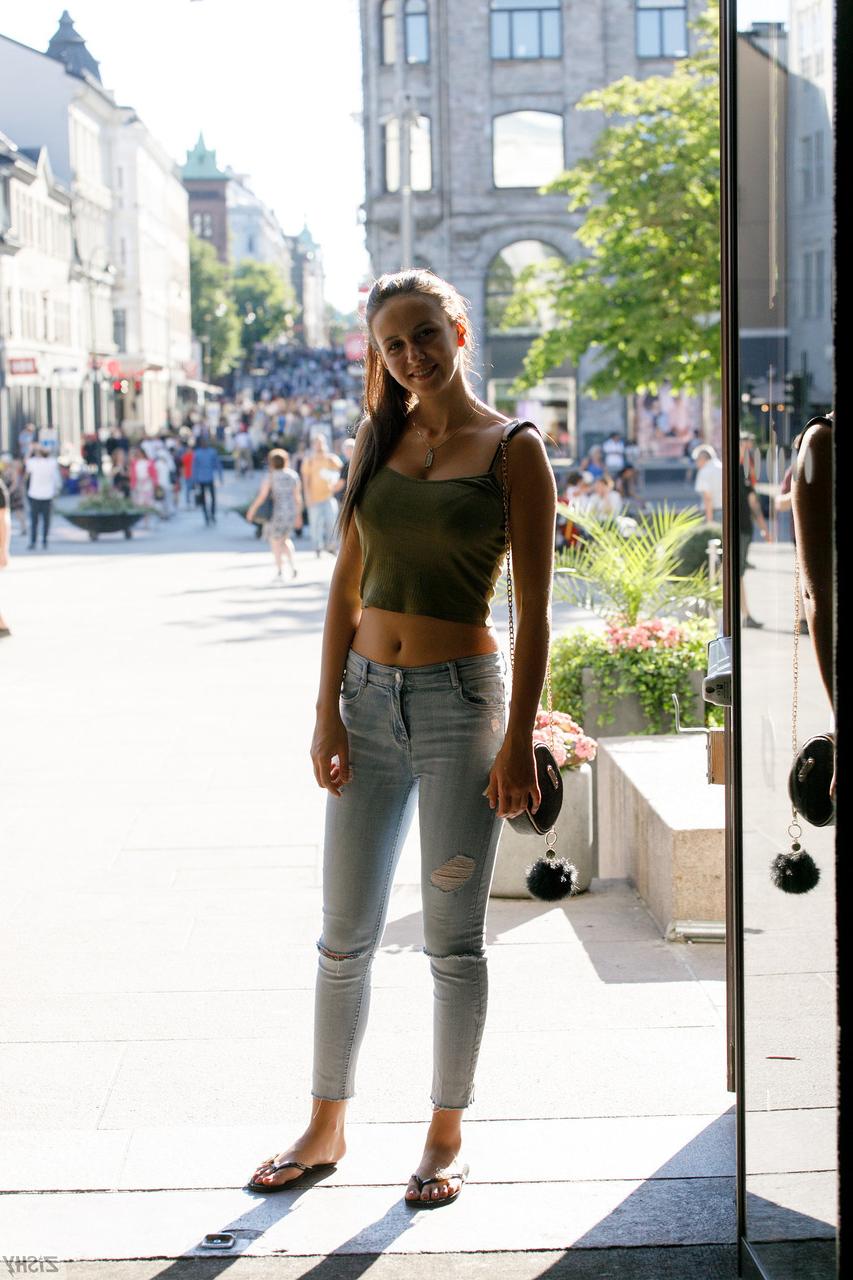 12P A gata sexy Jessica Albanka mostra seus lindos peitos depois de brincar em jeans em público