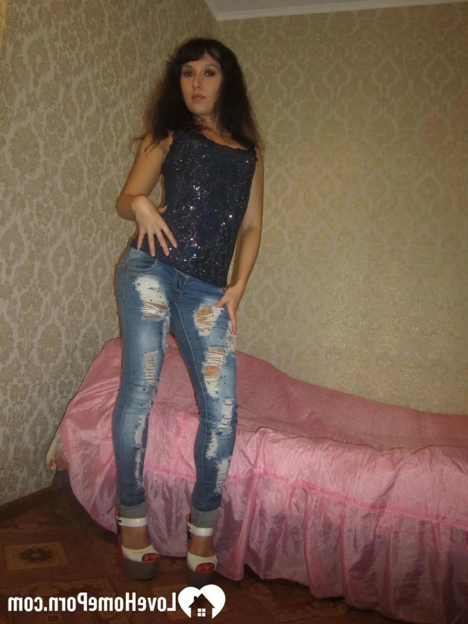 20P Morena sexy juega sus agujeros del amor con consoladores después de un striptease caliente