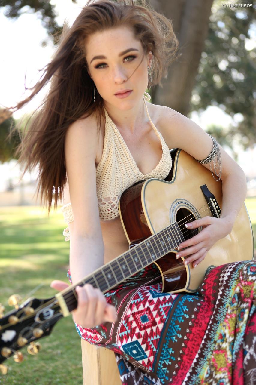 17P L'esprit libre britannique Penny Brooks exhibe ses seins en jouant de sa guitare