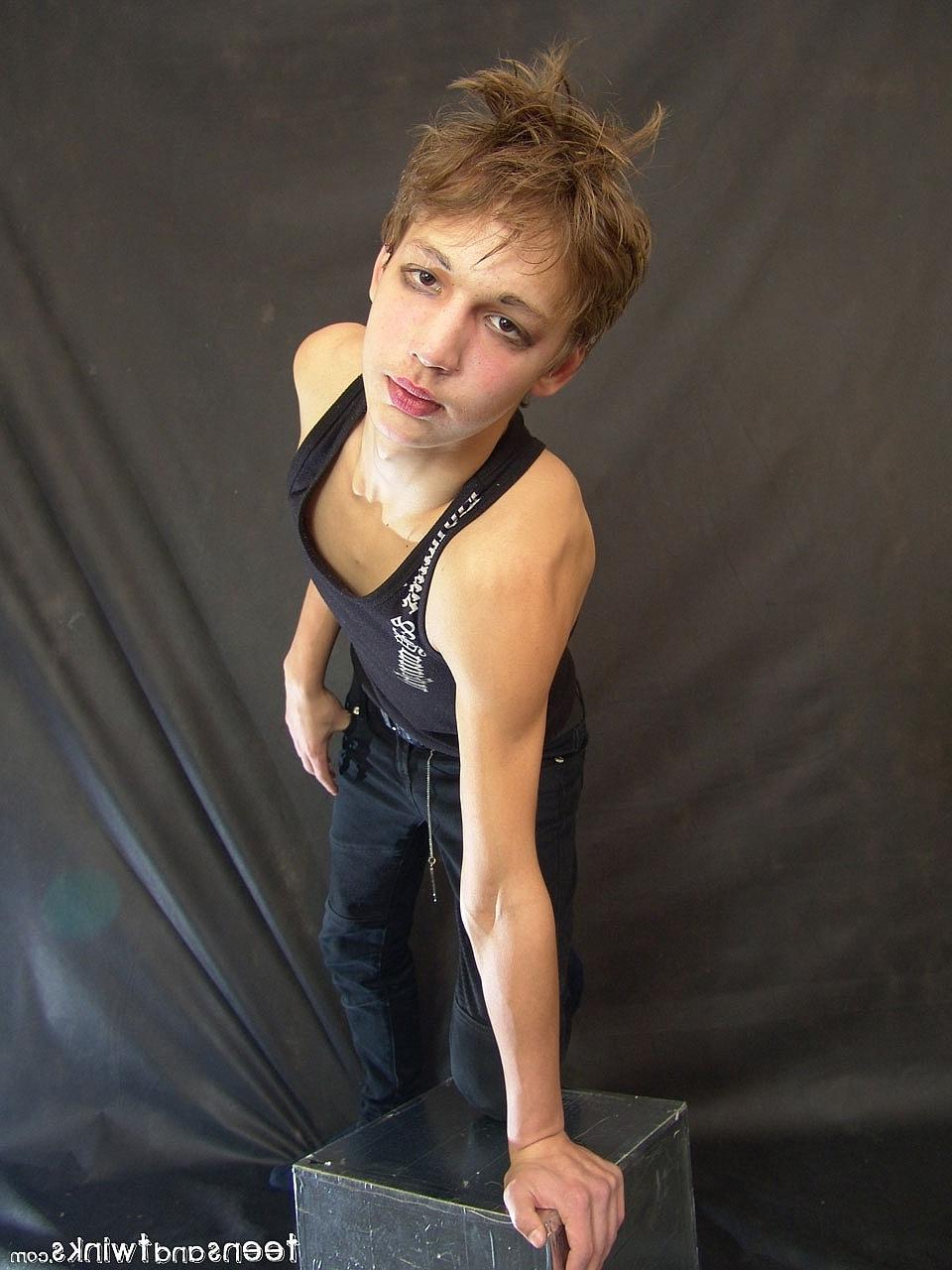 20P Lindo menino adolescente gay Sydney tira, se masturba e goza em um solo