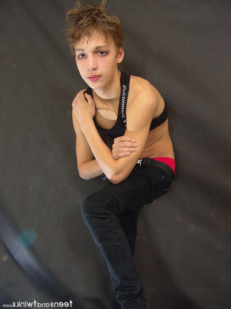 20P Lindo menino adolescente gay Sydney tira, se masturba e goza em um solo