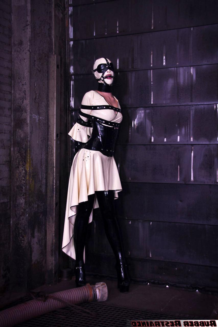 16P Das dunkelhaarige Mädchen Dutch Dame posiert in Latexkleidung und einer Kapuze