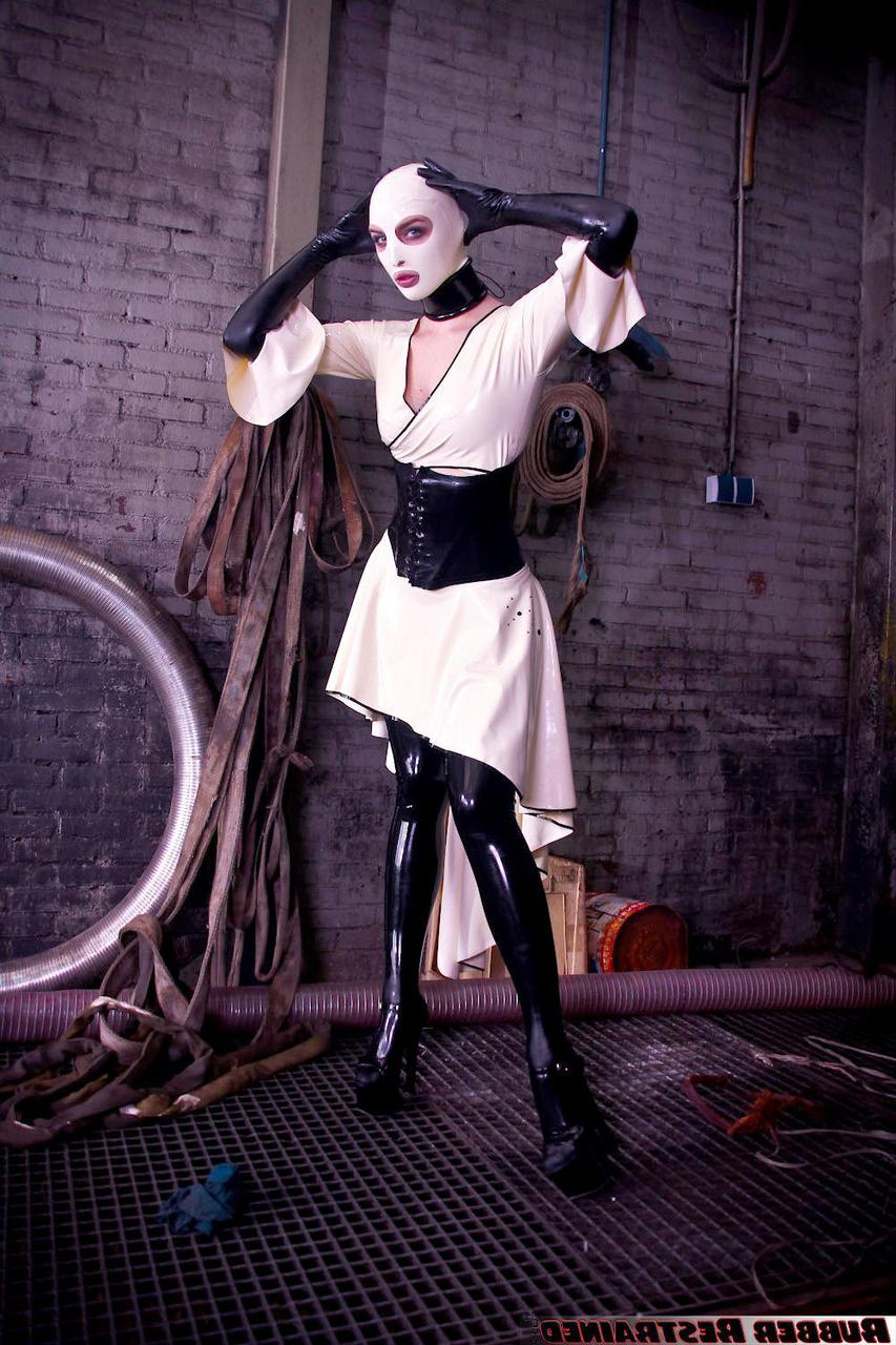 16P Das dunkelhaarige Mädchen Dutch Dame posiert in Latexkleidung und einer Kapuze