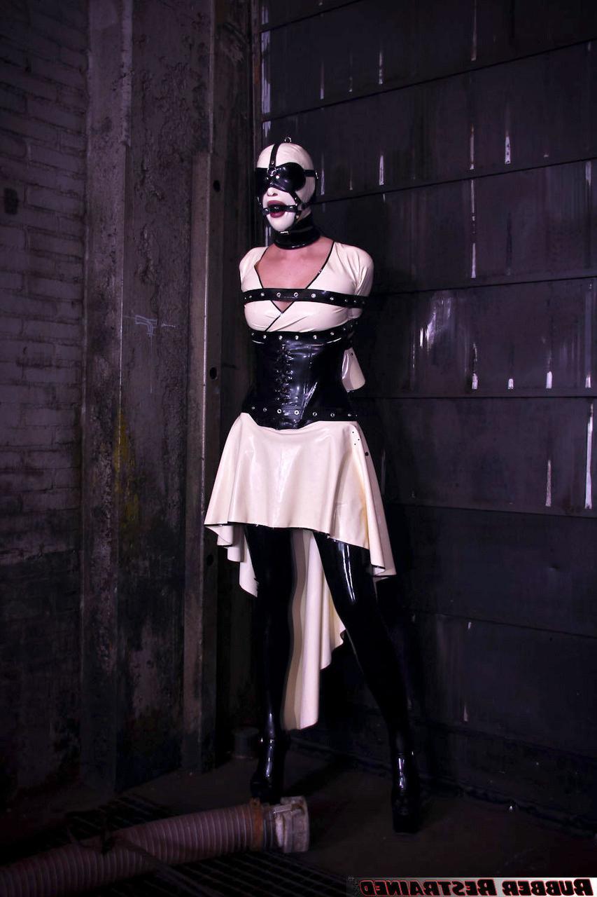 16P Das dunkelhaarige Mädchen Dutch Dame posiert in Latexkleidung und einer Kapuze