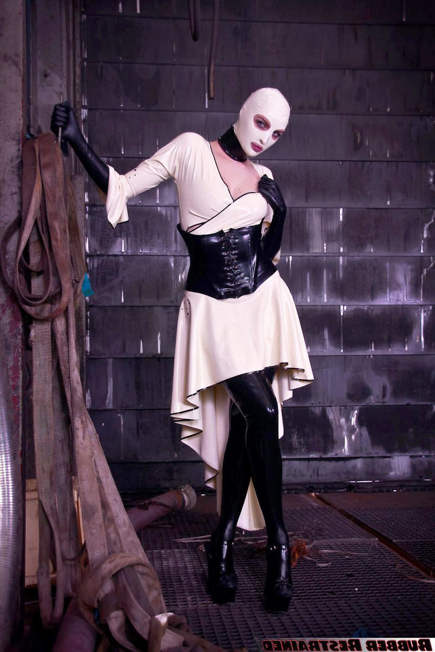 16P Das dunkelhaarige Mädchen Dutch Dame posiert in Latexkleidung und einer Kapuze