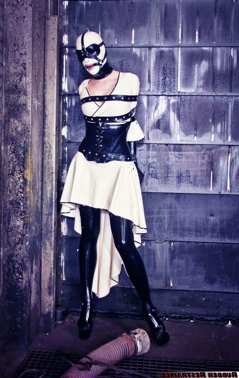 16P Das dunkelhaarige Mädchen Dutch Dame posiert in Latexkleidung und einer Kapuze