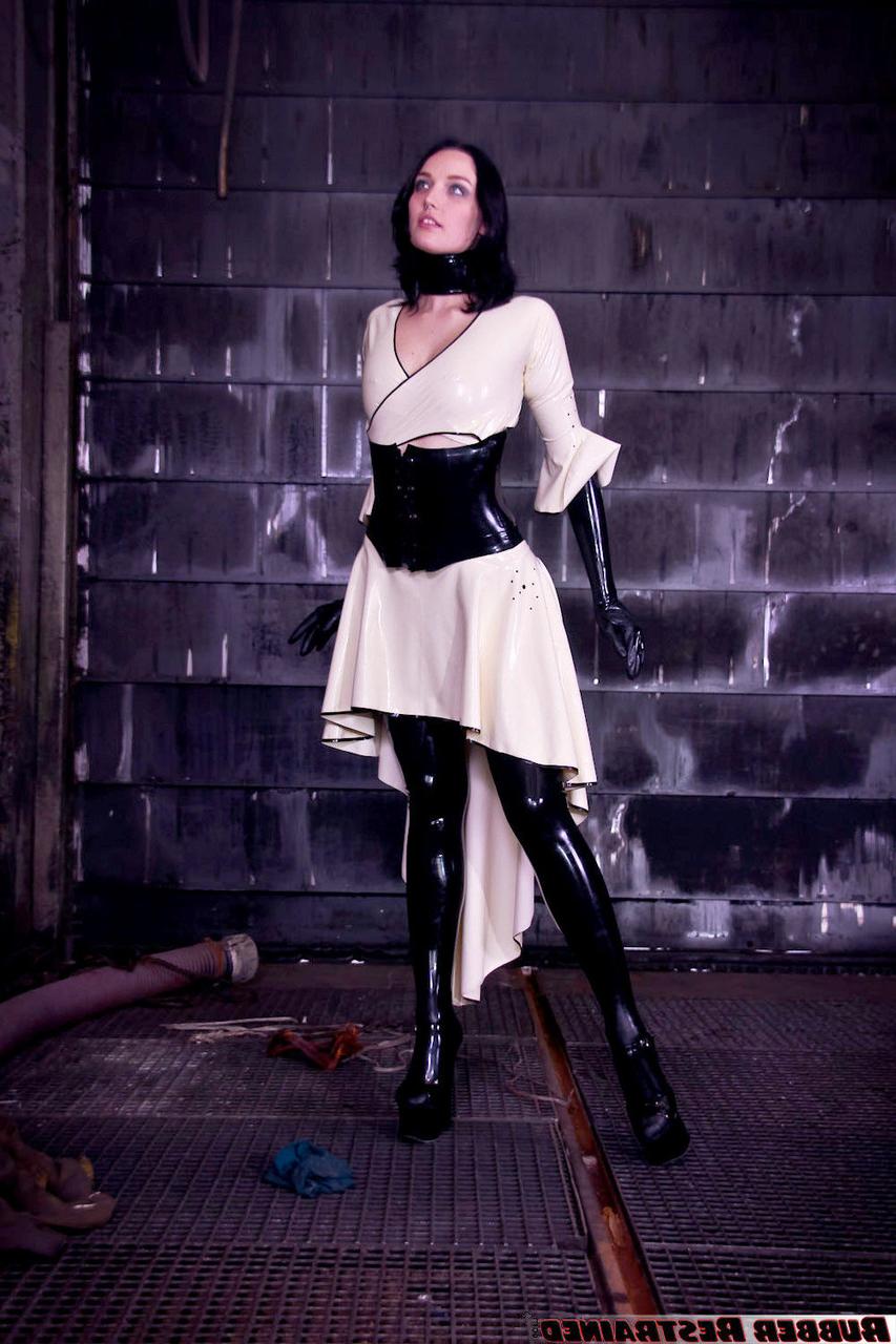 16P Das dunkelhaarige Mädchen Dutch Dame posiert in Latexkleidung und einer Kapuze