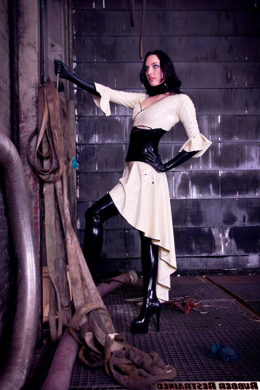 16P Das dunkelhaarige Mädchen Dutch Dame posiert in Latexkleidung und einer Kapuze