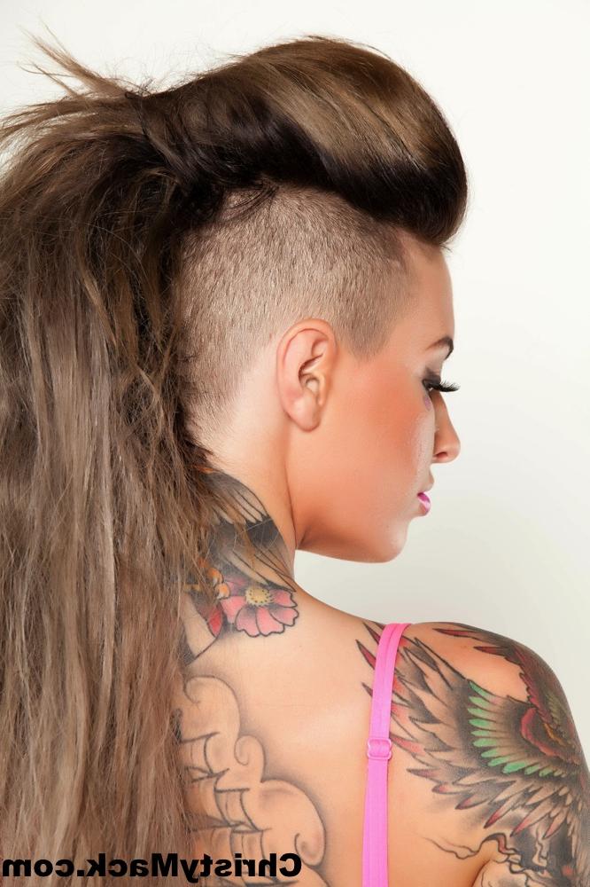 15P La estrella porno Christy Mack hace alarde de su culo perfecto en tanga