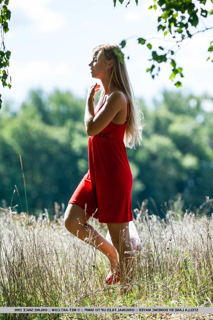 18P La jeune sexy Stella Lane se dirige vers les bois pour une exposition de mannequins nus.
