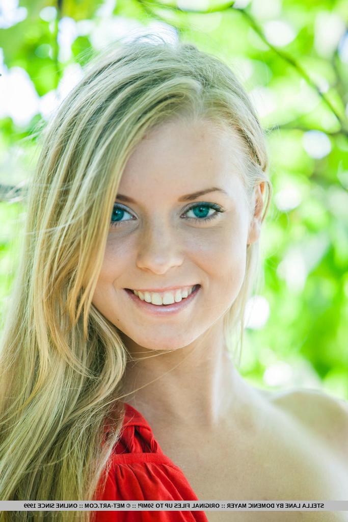 18P La jeune sexy Stella Lane se dirige vers les bois pour une exposition de mannequins nus.