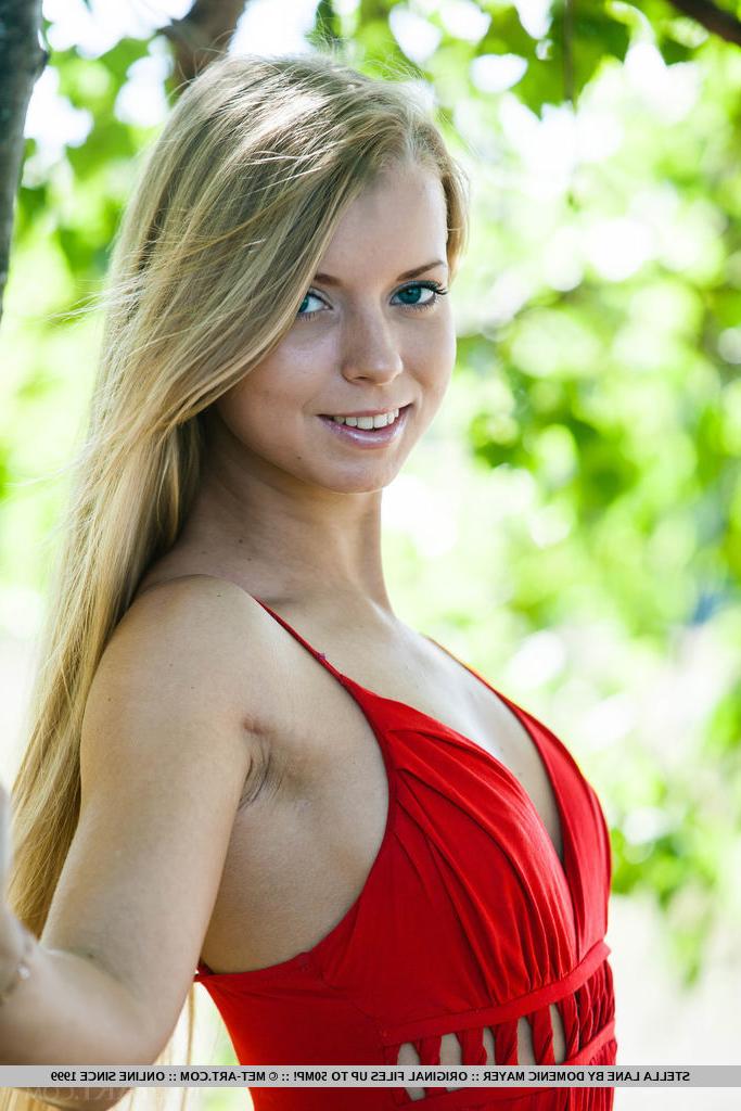 18P La jeune sexy Stella Lane se dirige vers les bois pour une exposition de mannequins nus.