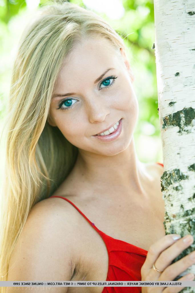 18P La jeune sexy Stella Lane se dirige vers les bois pour une exposition de mannequins nus.