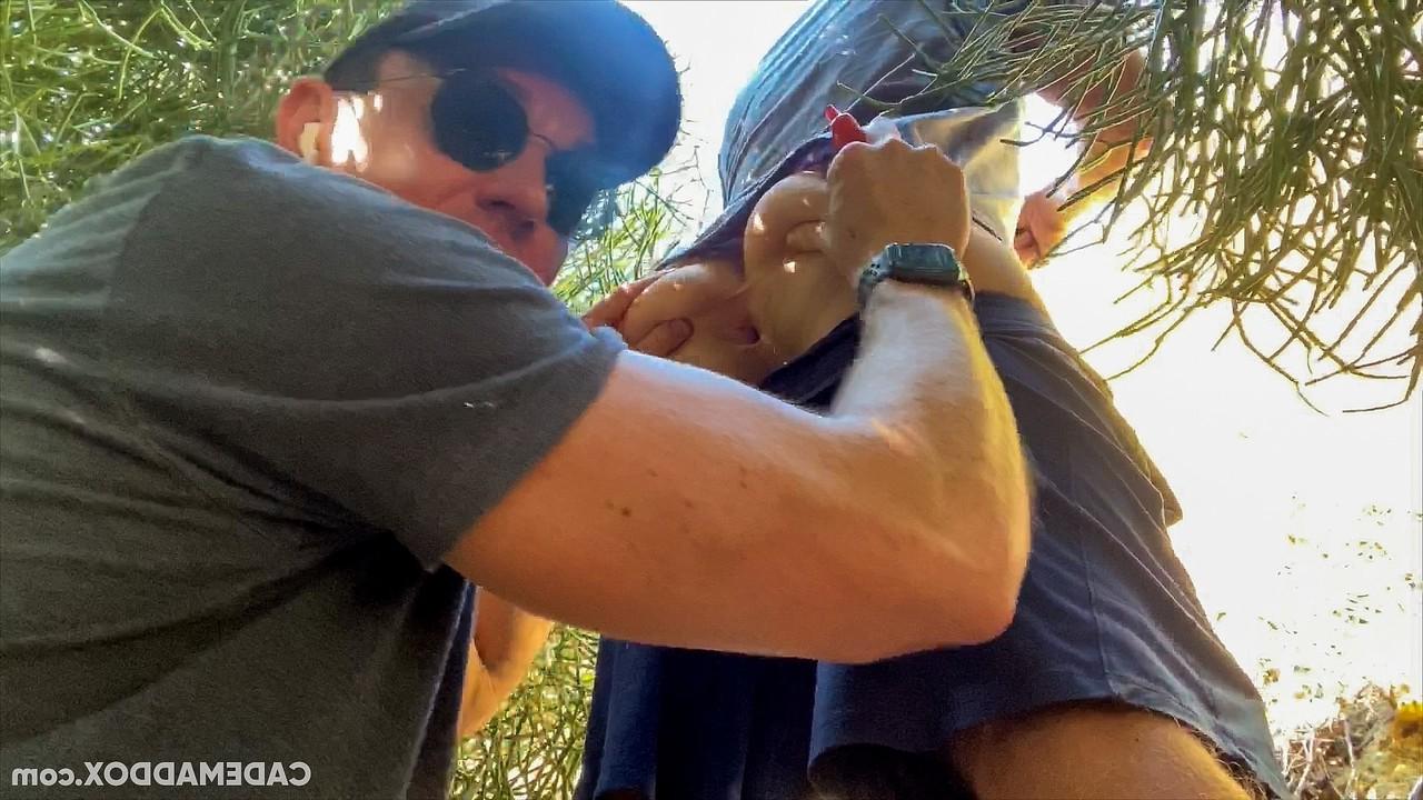10P Garotos gays desfrutam de sexo anal estilo cachorrinho enquanto estão ao ar livre