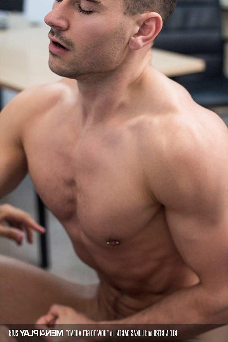 19P Les bodybuilders gays Klein Kerr et Lukas Daken se déshabillent et baisent au bureau