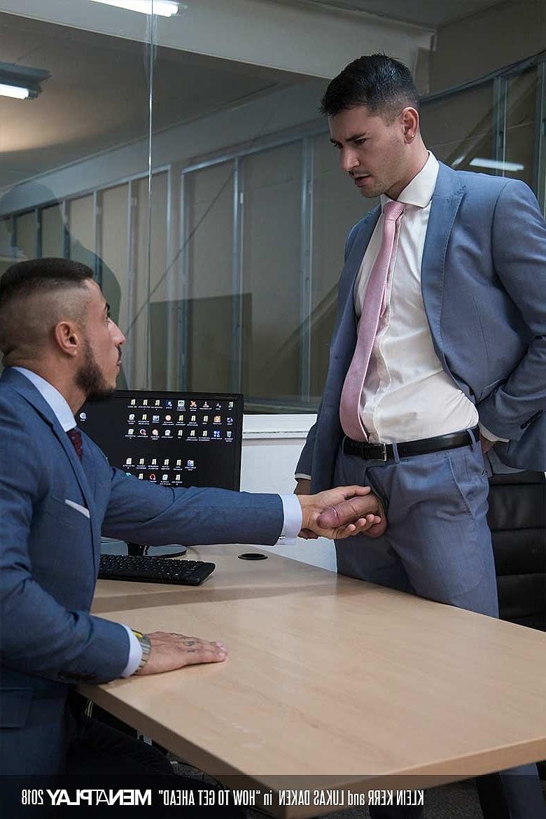 19P Les bodybuilders gays Klein Kerr et Lukas Daken se déshabillent et baisent au bureau