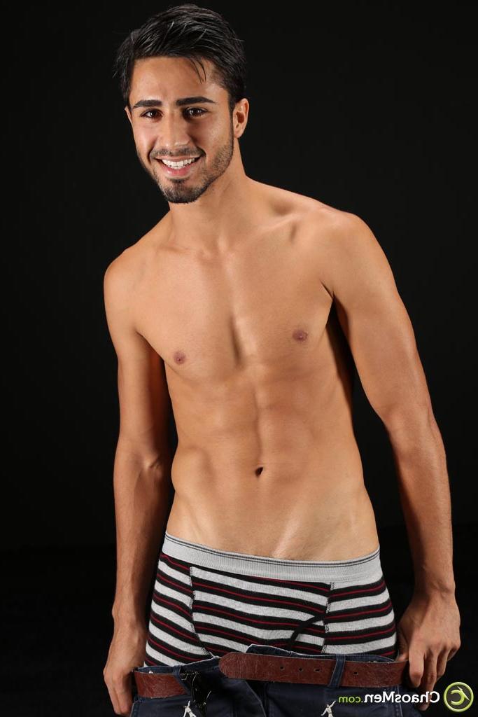20P O gay fofo Jiri mostra seus músculos e puxa sua grande maçaneta em um solo