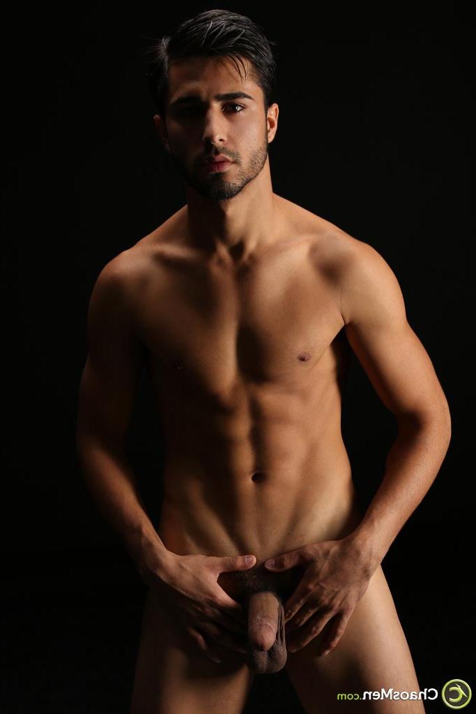 20P O gay fofo Jiri mostra seus músculos e puxa sua grande maçaneta em um solo
