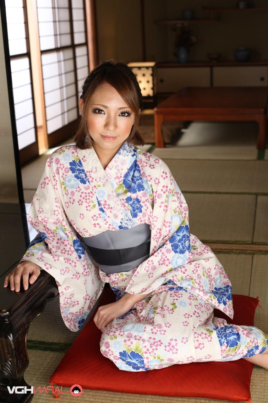 15P La beauté japonaise Hikari travaille ses seins et son cul sans kimono.