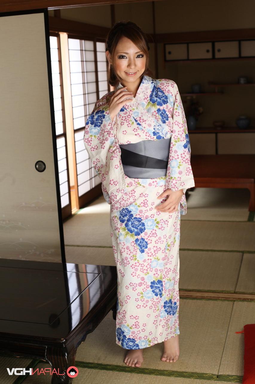 15P La beauté japonaise Hikari travaille ses seins et son cul sans kimono.