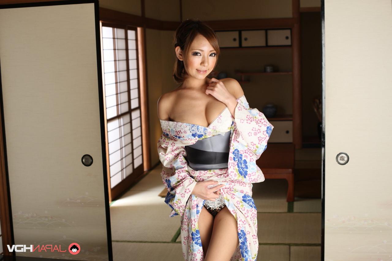 15P La beauté japonaise Hikari travaille ses seins et son cul sans kimono.