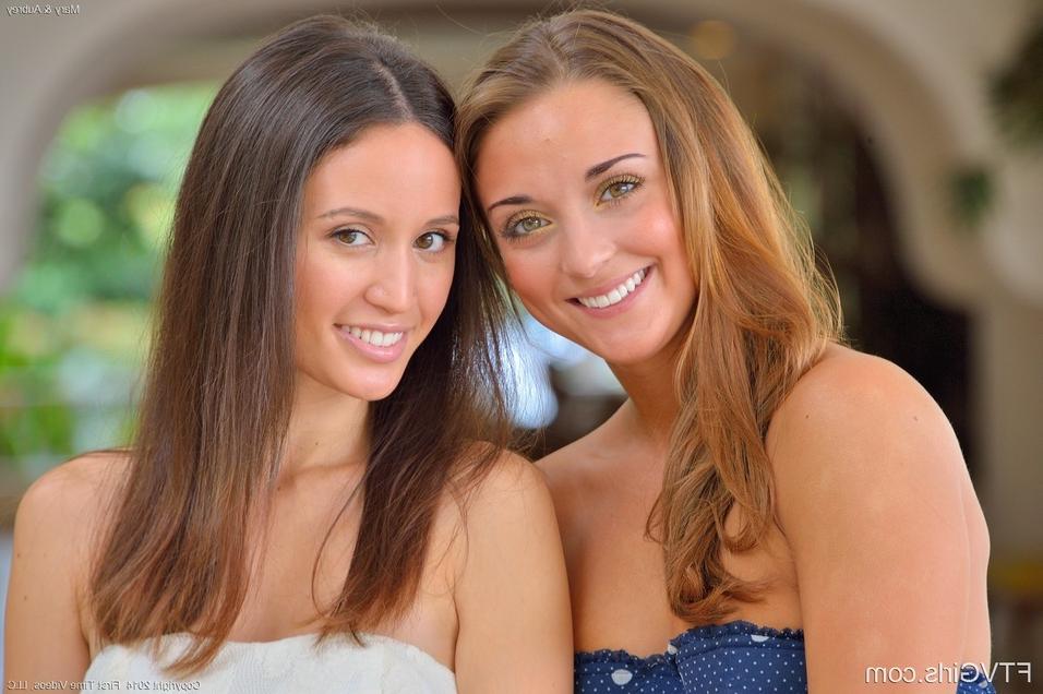 15P 2 lesbians flash their privates parts outdoors in between kisses