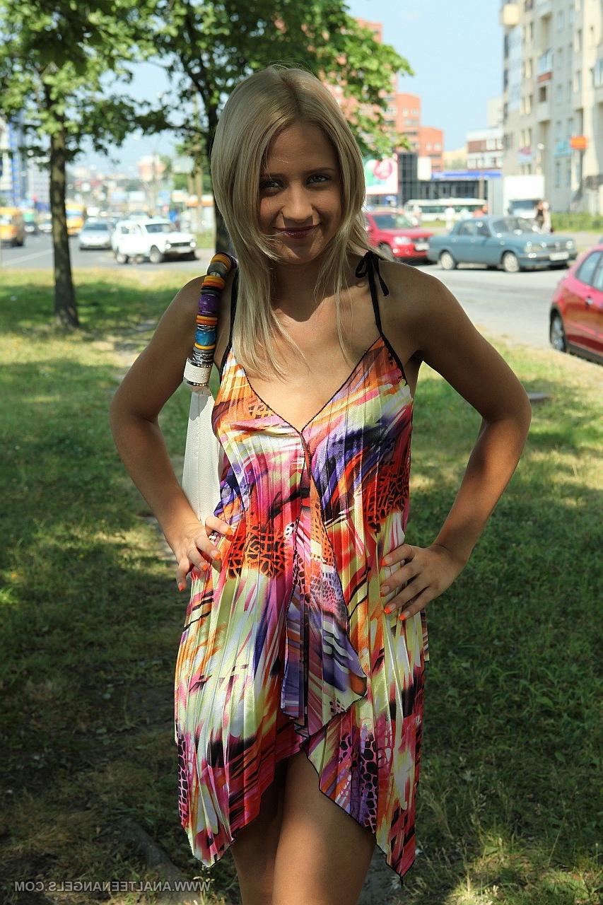 17P A adolescente amadora Betsy usando um lindo vestido de verão e chinelos em público