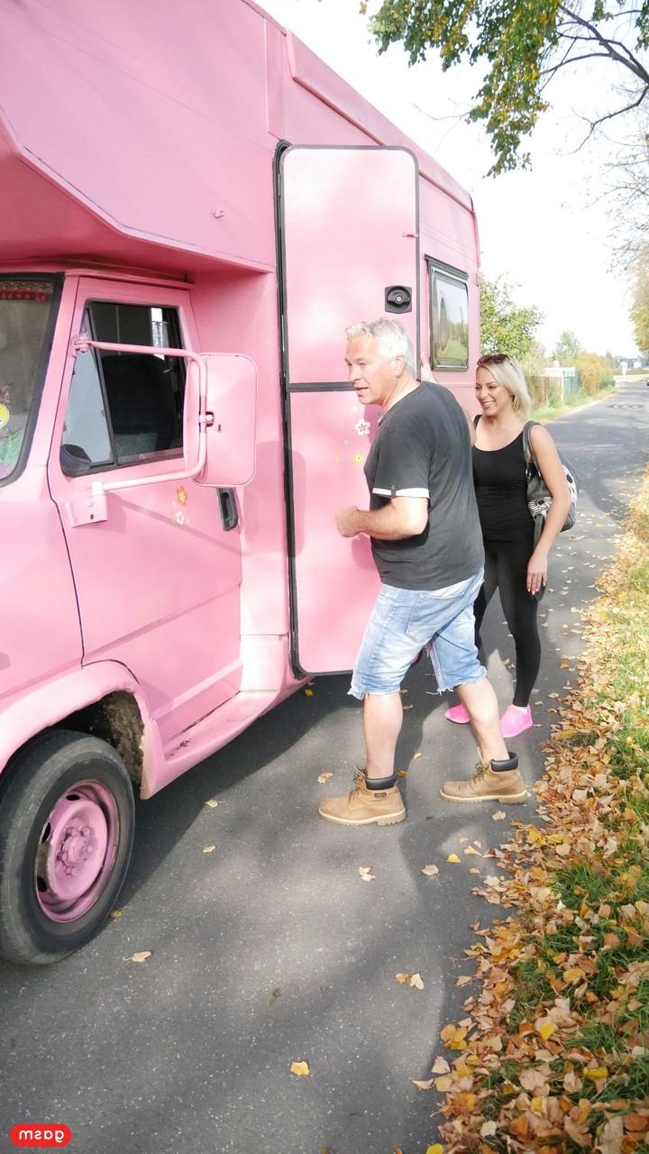15P Estrela pornográfica alemã com grandes juggs é pega por um cara velho em um trailer rosa