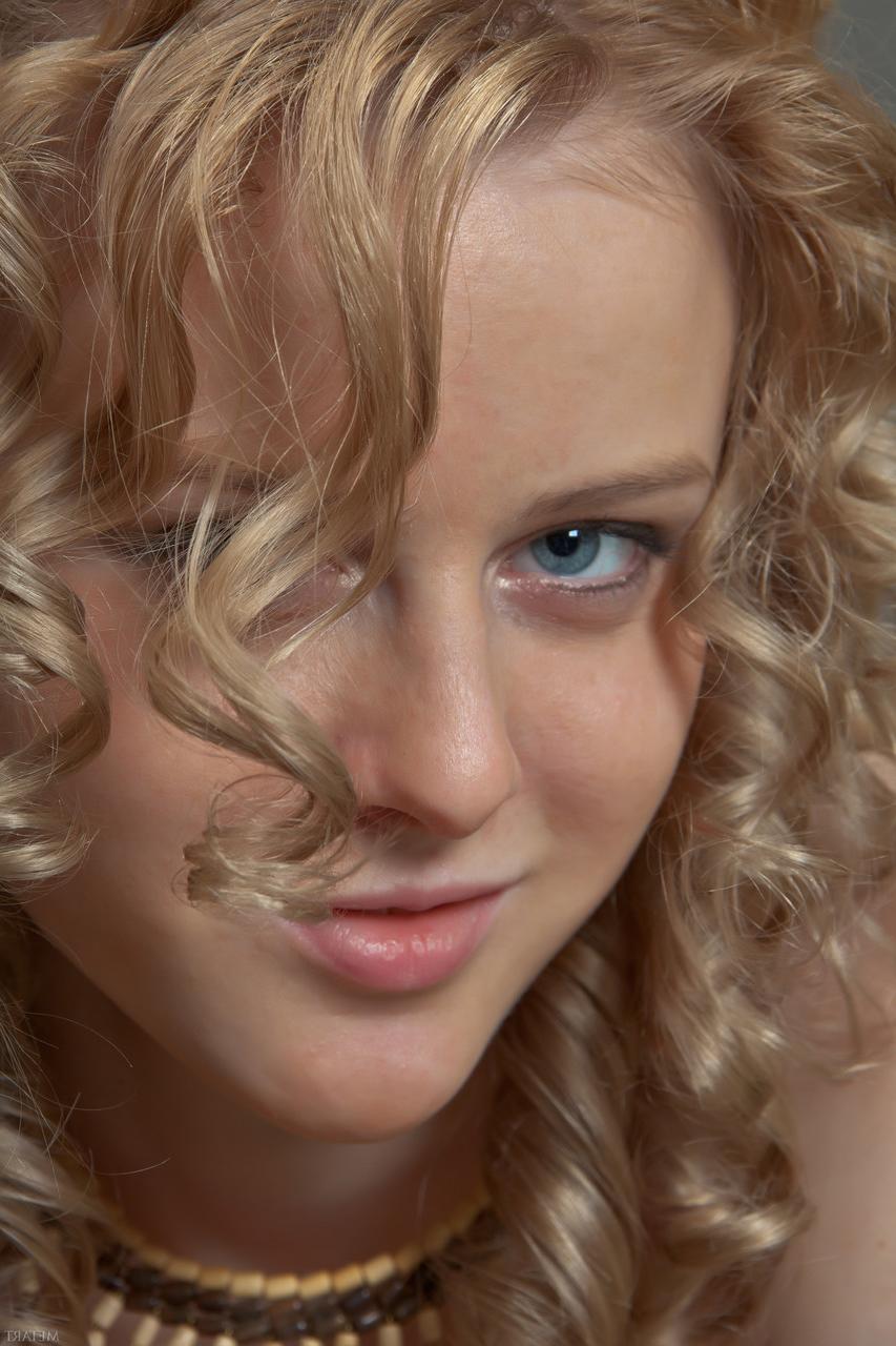 20P Pretty American babe Sasha R posing butt naked in front of the mirror