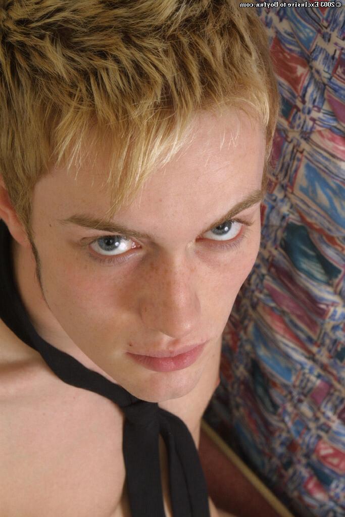 20P Sean gay loiro travesso tira o terno e se masturba sozinho