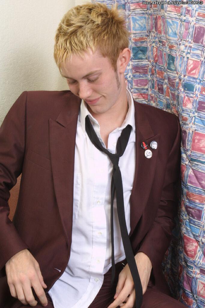 20P Sean gay loiro travesso tira o terno e se masturba sozinho