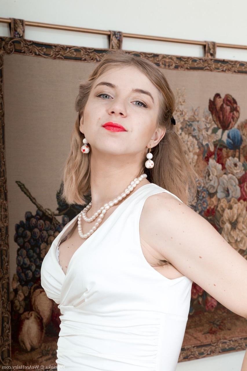 17P Kristinka, élégante et aux lèvres rouges, se déshabille pour exhiber ses aisselles poilues et son castor.