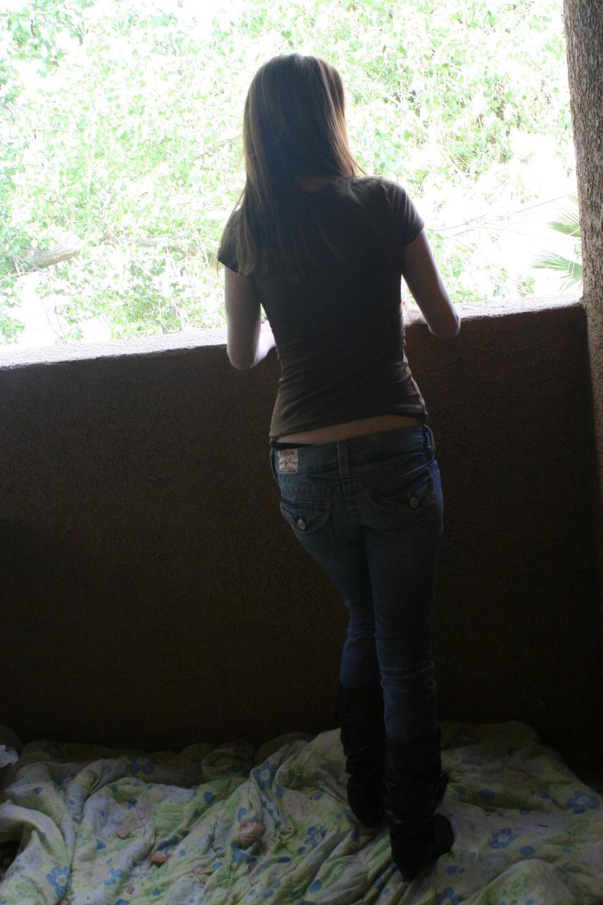 20P Doce adolescente amadora Emily mostra seus peitos e espólio em calcinha preta sexy